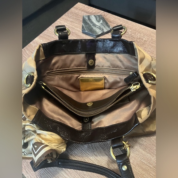 AUTHENTIC COACH PURSE & NECK SCARF - Picture 3 of 3